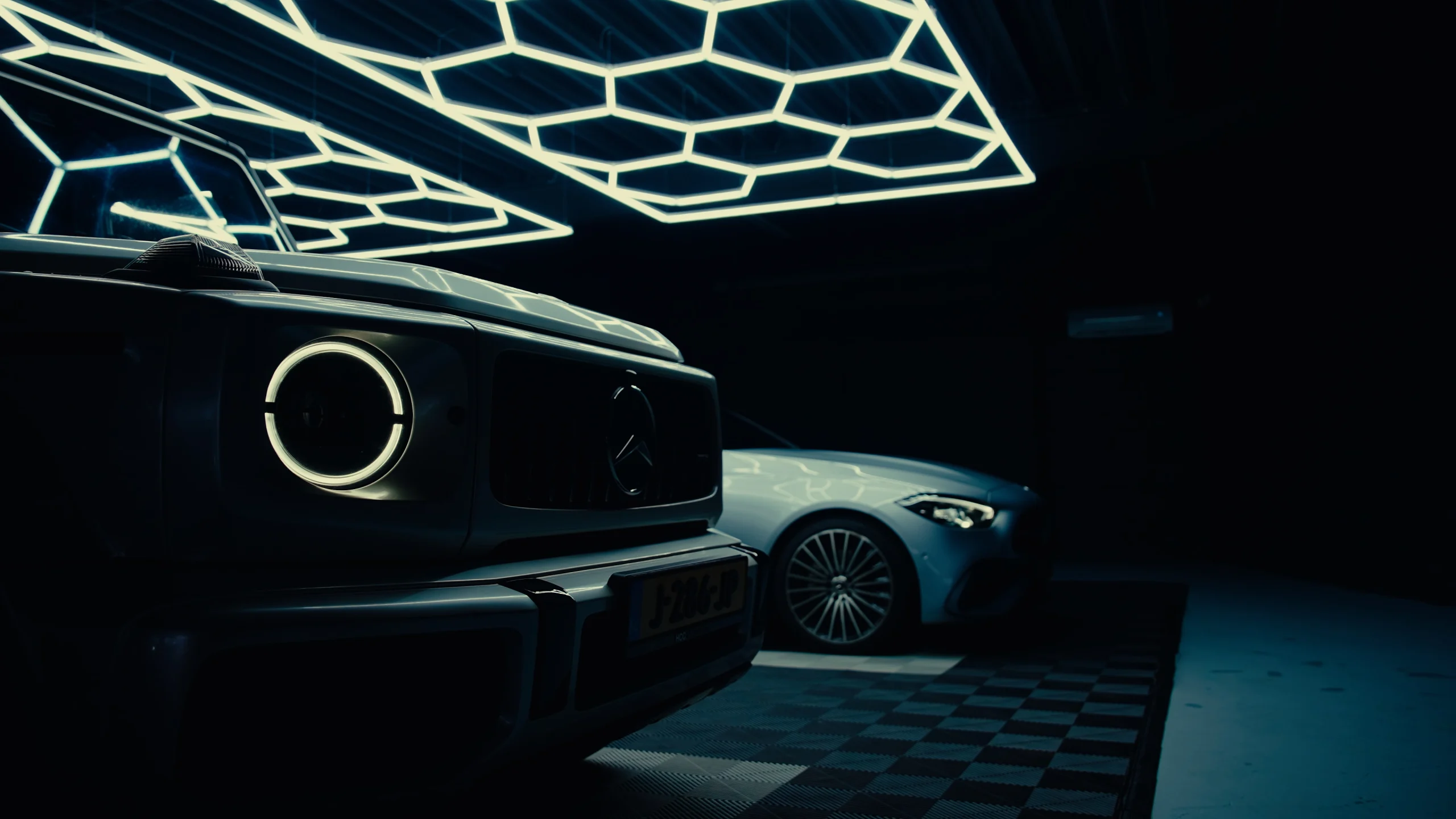 Showroom van AA Clean Carwash & Detailing in Alphen aan den Rijn met auto’s na professionele poets en detailing